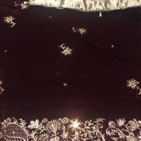 Pakistani women embroidered velvet shawl - Picture 4 of 5